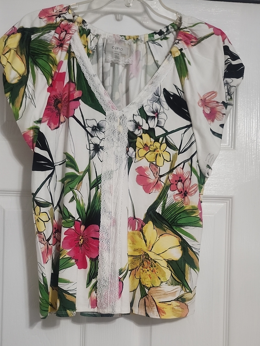 Cupio White Floral V‑Neck Lace Accent Blouse